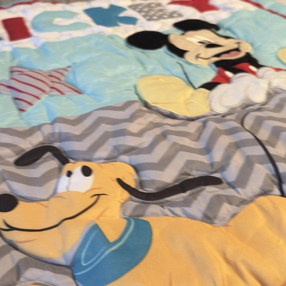 Disney‎ Mickey Mouse and Pluto baby quilted comforter 31.5